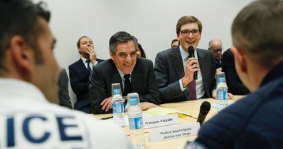 Fran&ccedil;ois Fillon en un encuentro con alcaldes y polic&iacute;as municipales en Par&iacute;s el mi&eacute;rcoles. 