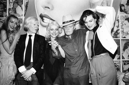 La modelo Jerry Hall, el artista Andy Warhol, la cantante de Blondie Debbie Harry, Truman Capote y la hija de Pablo Picasso, Paloma Picasso. En Studio 54 en ese año loco que fue 1979.
