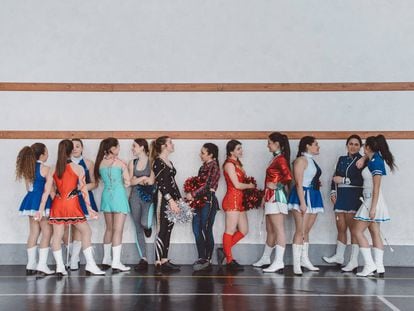 Las Sailors Majorettes de Scafati charlan durante el descanso de una clase, en el instituto Bartolo Longo de Pompeya.