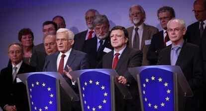 Los presidentes de la Comisión Europea, José Manuel Barroso (centro), del Consejo Europeo, Herman Van Rompuy (derecha), y de la Eurocámara, Jerzy Buzek (izquierda).