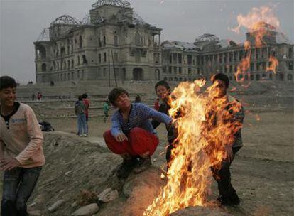 Un grupo de niños afganos ante el palacio de Darul Aman, dañado durante la guerra civil de 1992, el pasado viernes en Kabul.