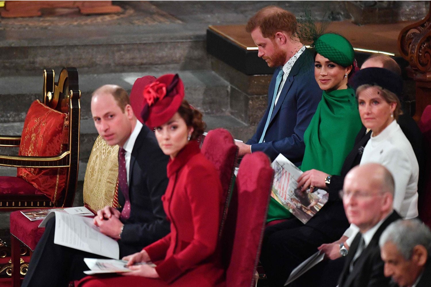 Guillermo de Inglaterra y Kate Middleton (delante) y Enrique de Inglaterra y Meghan Markle (detrás), en la abadía de Westminster por el servicio de la Commonwealth.