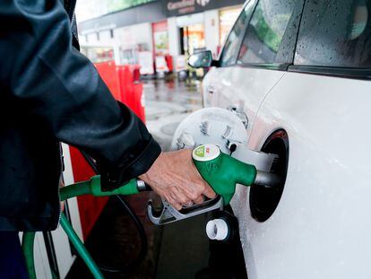 Una mujer pone gasolina a su vehículo en una gasolinera de Madrid esta semana.