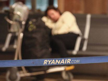 Una pasajera duerme junto a su equipaje en el aeropuerto de Madrid durante la huelga de Ryanair.
 