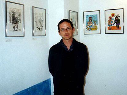 El exmanager de Johnston posa junto a los dibujos del artista.