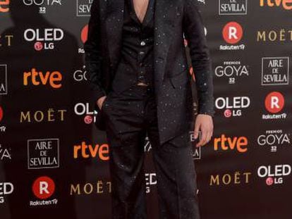 Eduardo Casanova huye de los estereotipos de género y aparece en tacones en la gala de los Goya 2018.