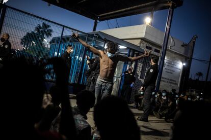 El grupo de personas procedentes de Marruecos y que cruzó la frontera durante la madrugada de este martes, en la puerta del centro de recepción de inmigrantes de Melilla.