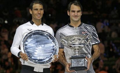 Rafa Nadal y Roger Federer tras la final del Open de Australia 2017.