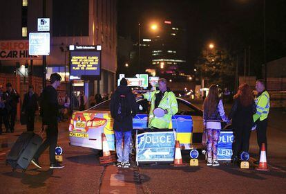 Servicios de emergencia, en las inmediaciones del Manchester Arena.