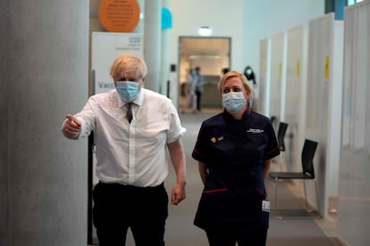 Boris Johnson, primer ministro británico (izquierda) en una clínica de vacunación de Londres, el pasado 3 de junio.