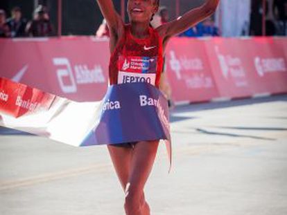 Rita Jeptoo cruza la línea de meta en el maratón de Chicago.