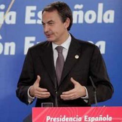 El jefe del Gobierno español, José Luis Rodríguez Zapatero (dcha), y el presidente de la Comisión Europea, José Manuel Durao Barroso, durante la rueda de prensa conjunta que ofrecieron al término de la reunión de sus respectivos gabinetes, hoy en el Palacio de El Pardo