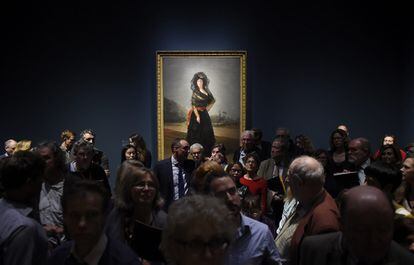 Varios visitantes congregados delante de la obra "La duquesa de Alba", del pintor español Francisco de Goya, durante la presentación de la muestra 'Goya. Retratos' en la National Gallery de Londres (Reino Unido).