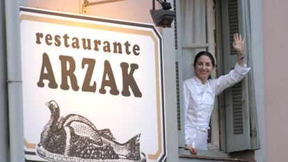 Elena Arzak saludando desde la ventana del restaurante familiar en San Sebastián.