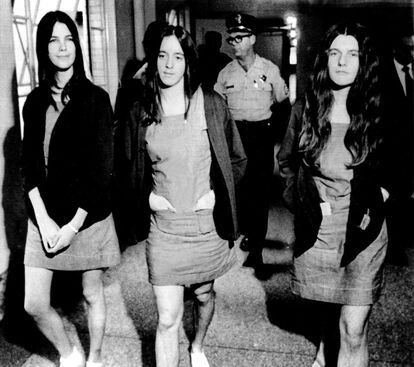 Las ‘chicas’ de Cline están inspiradas en ellas: Leslie Van Houton, Susan Atkins y Patricia Krenwinkel, parte de la ‘Manson Family’, durante el juicio por los asesinatos en 1970.