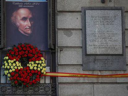 Ramo de flores colocado en el Ayuntamiento de Madrid el 25 de mayo de 2021 con motivo del 340º aniversario del fallecimiento de Calderón de la Barca.