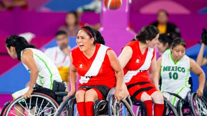 Momento de un partido entre los equipos paraolímpicos femeniles peruano y mexicano de baloncesto, en una imagen de archivo.