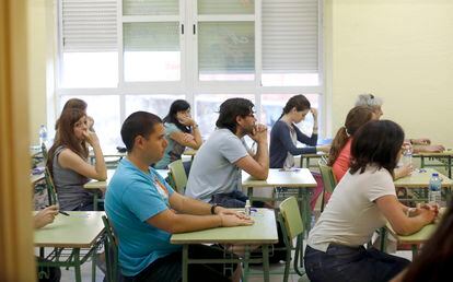 Varios aspirantes se examinan en el Instituto Ramiro de Maeztu de Madrid en las oposiciones a maestro de julio de 2013.