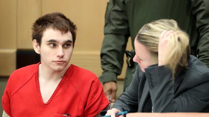 Nikolas Cruz, el tirador de Parkland, y su abogada en una vista judicial previa a su juicio, en enero de 2020.