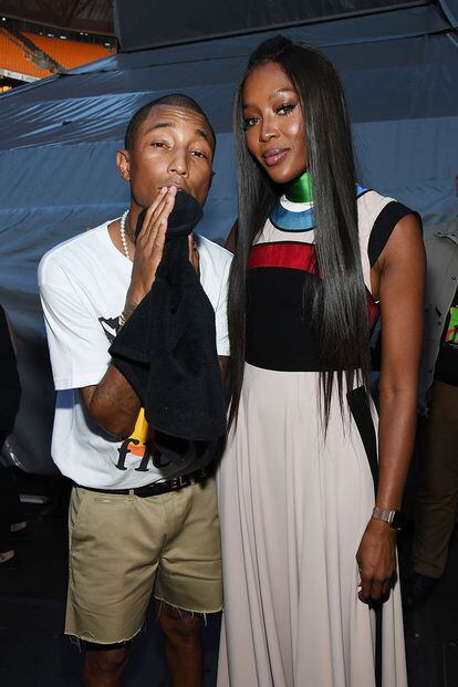 Pharrell Williams junto a Naomi Campbell entre bambalinas.