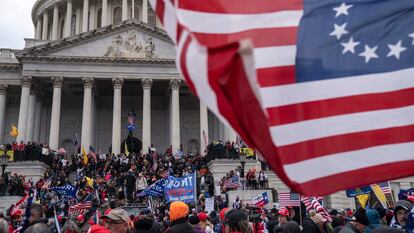 Partidarios de Donald Trump en el Capitolio el 5 de enero de 2021. El expresidente de EE UU había pedido a sus seguidores, incluidos miembros del grupo extremista machista Proud Boys, que protestaran por los resultados de las elecciones.