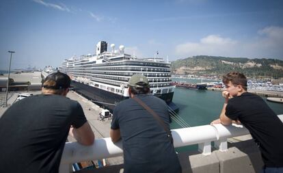 Un creuer al port de Barcelona, en una foto d'arxiu.