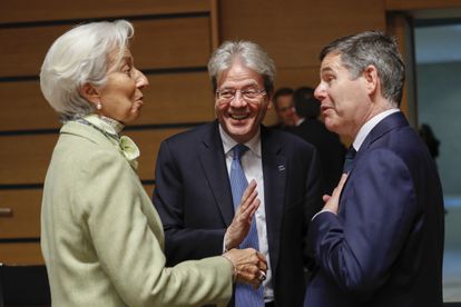 La presidenta del BCE, Christine Lagarde, el comisario de Economía, Paolo Gentiloni (en el centro), y el presidente del Eurogrupo, Pascal Donohoe.