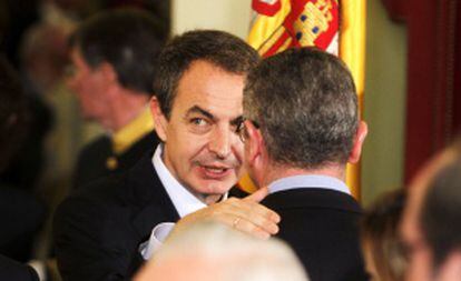 José Luis Rodríguez Zapatero y Alberto Ruiz-Gallardón conversan en el Congreso.