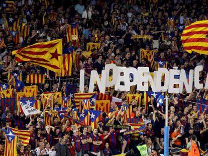 Aficionados del Barcelona, con &#039;estelades&#039;