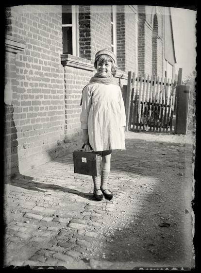 Françoise, hija del fotógrafo y profesor Wattebled, preparada para ir a la escuela en Mondicourt en 1932.