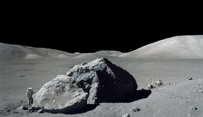 La imagen muestra uno de los últimos paseos de un humano, en este caso el astronauta Harrison H. Schmitt, de la misión 'Apolo 17', en la Luna. Fue el 13 de diciembre de 1972.