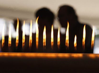 Dos personas observan el experimento del Tubo de Ruben que hace bailar al fuego al son de la música, ayer en el Parque de las Ciencias de Granada.