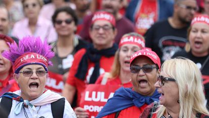 Apoiadores de Lula em marcha neste domingo em Curitiba. 