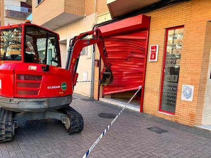 La sede del PSOE de Almendralejo (Badajoz) que ha sufrido en la madrugada de este martes un ataque con una retroexcavadora.