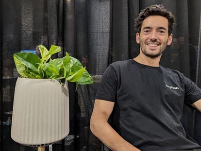 Alexandre Galbiati, de la 'startup' Neoplants, junto a una planta modificada genéticamente para purificar el aire de las casas.