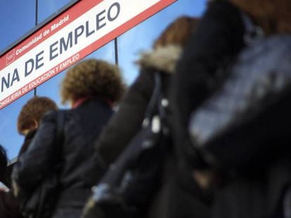 Varias mujeres hacen cola en una oficina de desempleo en Madrid.
