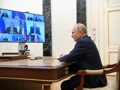 Putin se reúne a través de una videoconferencia con miembros del Consejo de Seguridad ruso, el pasado 14 de julio.
