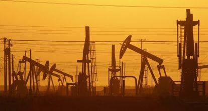 Planta de extracción de petróleo por el método de fracking en California.