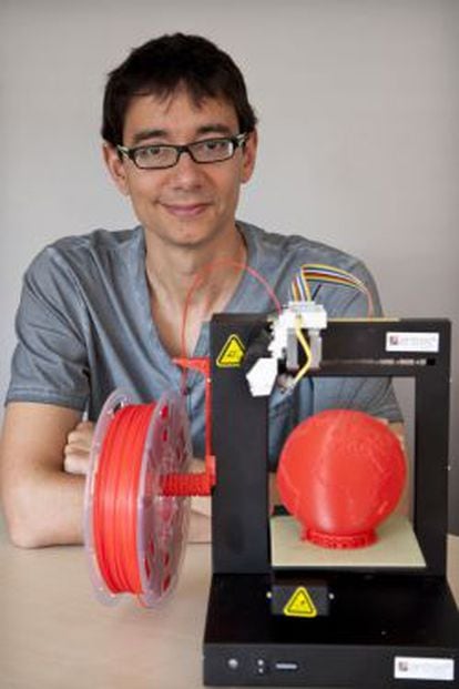 Marc Torras, director general de EntresD, junto a una impresora 3D.
