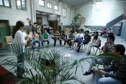 Varias personas asisten al curso Hub Madrid.