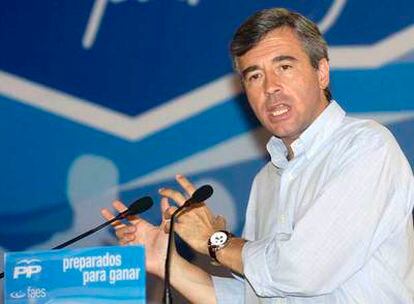 Ángel Acebes, durante su intervención en la escuela nacional de verano organizada por el PP en Islantilla (Huelva).