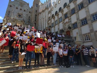 Estudiantes de la Universidad de Guanajuato durante una manifestación por el asesinato de su compañero Ángel Ignacio Rangel a manos de la Guardia Nacional el 28 de abril de 2022.