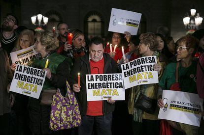 Manifestaci&oacute;n ayer mi&eacute;rcoles contra la pobreza energ&eacute;tica en la plaza de Sant Jaume en Barcelona.