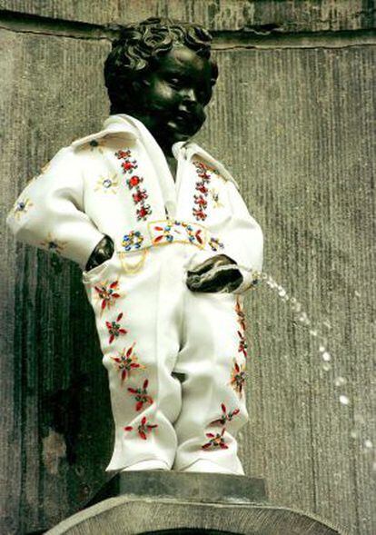 El famoso "Manneken Pis" de Bruselas, vestido como Elvis Presley en una imagen de 1999