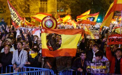 A protester holds a Spanish flag without the shield and crown on November 9 in front of the PSOE headquarters in Madrid.