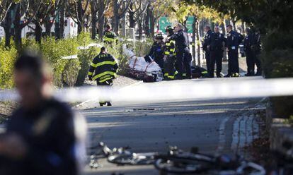 Miembros de la unidad de emergencias retiran el cuerpo de una víctima mortal del atropello del martes.