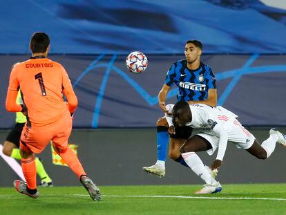 Courtois (izquierda), Mendy (derecha) y Achraf, en una acción del partido.