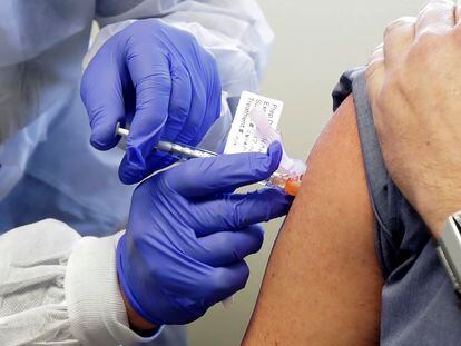 Un paciente recibe las primeras pruebas del proyecto de vacuna de Moderna, en Seattle el pasado marzo.