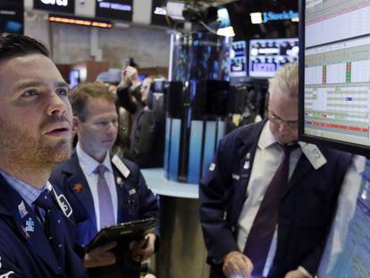 Agentes burs&aacute;tiles en el New York Stock Exchange