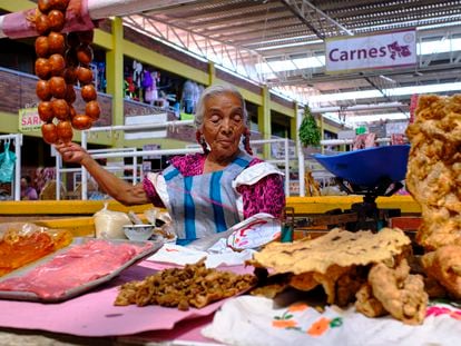 Una mujer de la tercera edad atiende un puesto de carnes en un mercado de Zaachila, en el Estado de Oaxaca.